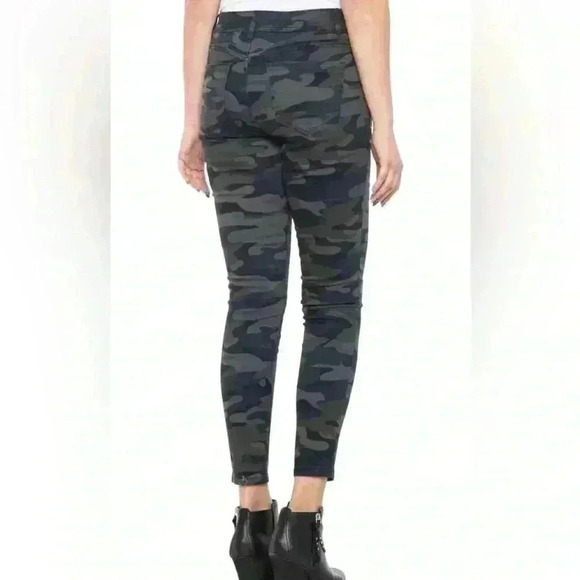 Democracy Abroad solution camo print pants size 8 and good condition army, green - Picture 2 of 8